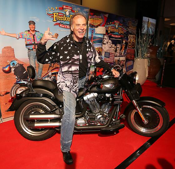 Auf und davon? - Wolfgang Fierek auf einer Harley Davidson.