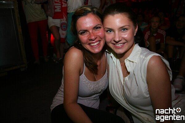 Ein schöner Anblick: Die sexy Bayern-Fans beim Public Viewing im Neuraum. Mehr Bilder gibt's unter www.nachtagenten.de