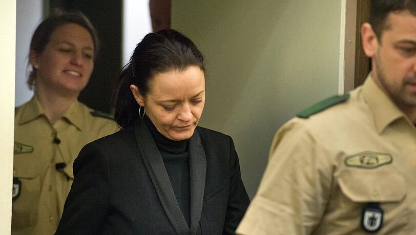 Die Angeklagte Beate Zschäpe betritt am 18.02.2014 den Gerichtssaal im Oberlandesgericht in München (Bayern). Die Angeklagte Beate Zschäpe betritt am 18.02.2014 den Gerichtssaal im Oberlandesgericht in München (Bayern).