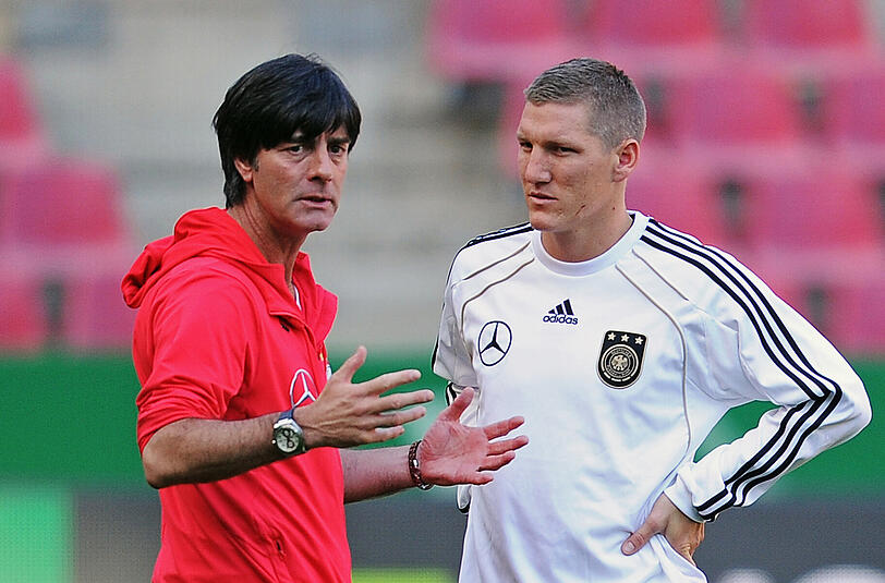 Bundestrainer Jogi Löw mit seinem neuen Spielführer Bastian Schweinsteiger (r.).