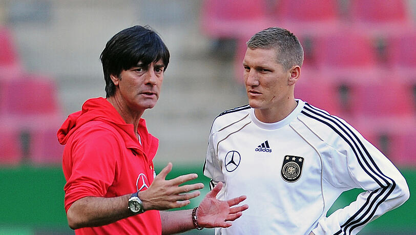 Bundestrainer Jogi Löw mit seinem neuen Spielführer Bastian Schweinsteiger (r.). Bundestrainer Jogi Löw mit seinem neuen Spielführer Bastian Schweinsteiger (r.).