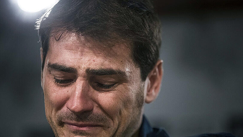 Den Tränen nahe: Iker Casillas bei seiner Abschieds-Pressekonferenz in Madrid. Den Tränen nahe: Iker Casillas bei seiner Abschieds-Pressekonferenz in Madrid.