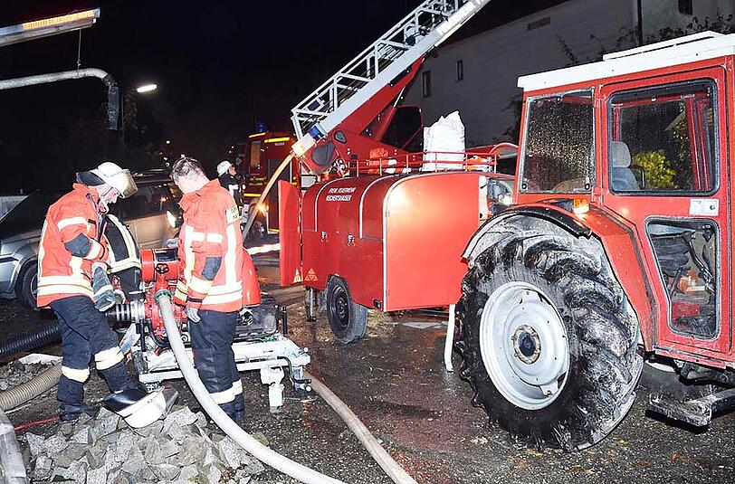 Eine halbe Million Euro: So hoch schätzt die Polizei den Sachschaden nach dem schweren Stallbrand in Au in der Hallertau. Die Bilder vom Feuerwehreinsatz.