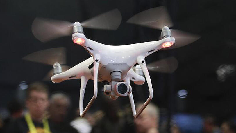 Ein Aussteller demonstriert den Flug einer Drohne mit Kamera während der Technikmesse CES in Las Vegas. Ein Aussteller demonstriert den Flug einer Drohne mit Kamera während der Technikmesse CES in Las Vegas.