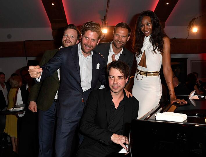 Gastgeber Ulrich Krämer, Philip Greffenius und Marc Autmaring mit Star-Pianist Stephan Weiser und Sängerin Norisha Campbell