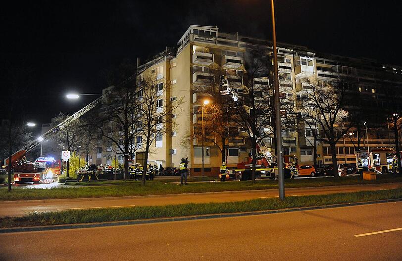 Feuer-Alarm in der Volkartstraße in Neuhausen. Bei dem Brand in dem Wohnhaus ist eine 72-Jährige ums Leben gekommen. Die Bilder der Feuerwehr