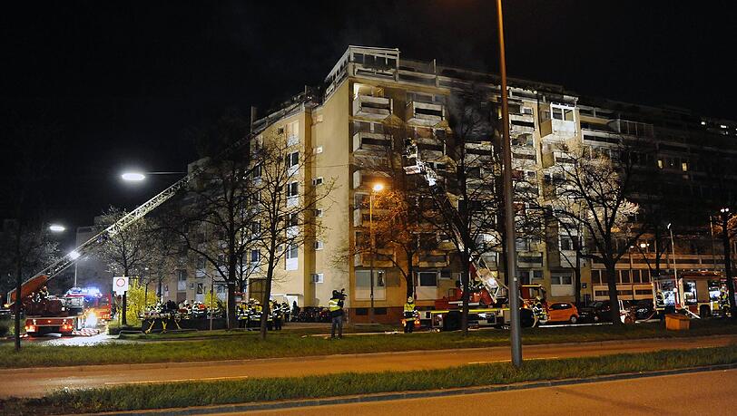 Feuer-Alarm in der Volkartstraße in Neuhausen. Bei dem Brand in dem Wohnhaus ist eine 72-Jährige ums Leben gekommen. Die Bilder der Feuerwehr Feuer-Alarm in der Volkartstraße in Neuhausen. Bei dem Brand in dem Wohnhaus ist eine 72-Jährige ums Leben gekommen. Die Bilder der Feuerwehr
