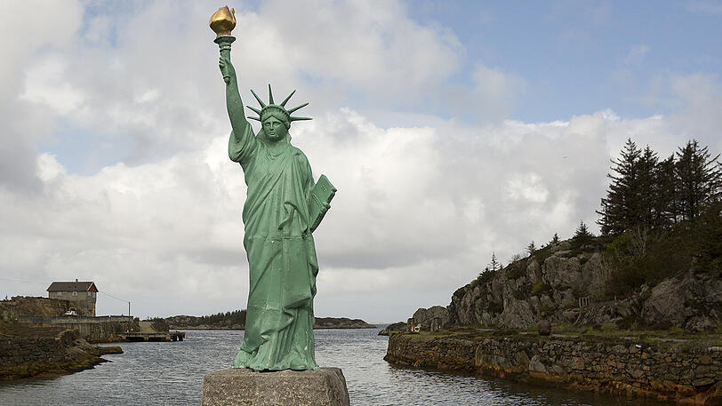 Sie ist eine der bekanntesten Sehenswürdigkeiten der Welt: Die Freiheitsstatue im Hafen von New York. Das Monument auf Liberty Island wurde 1886 eingeweiht und war ein Geschenk von Frankreich an die Vereinigten Staaten.