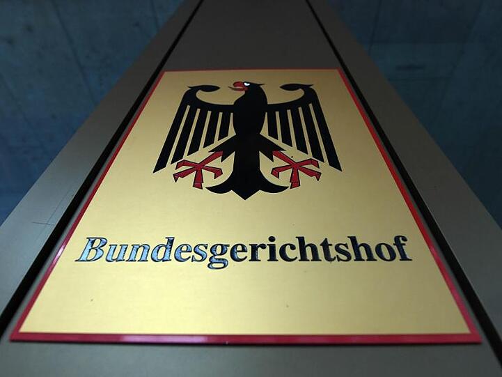 Ein Hinweisschild mit Bundesadler und Schriftzug "Bundesgerichtshof". Foto: Uli Deck/dpa