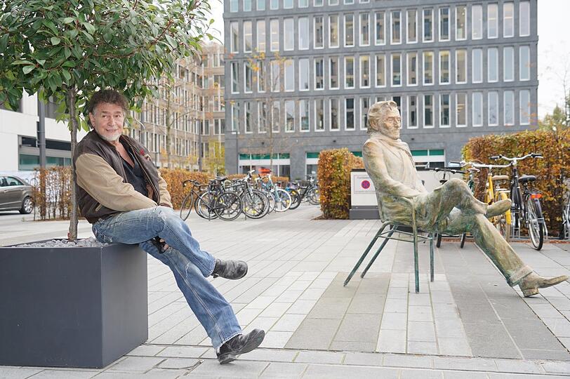 Nikolai Tregor und Ursula Gottwald mit der Dietl-Statue.