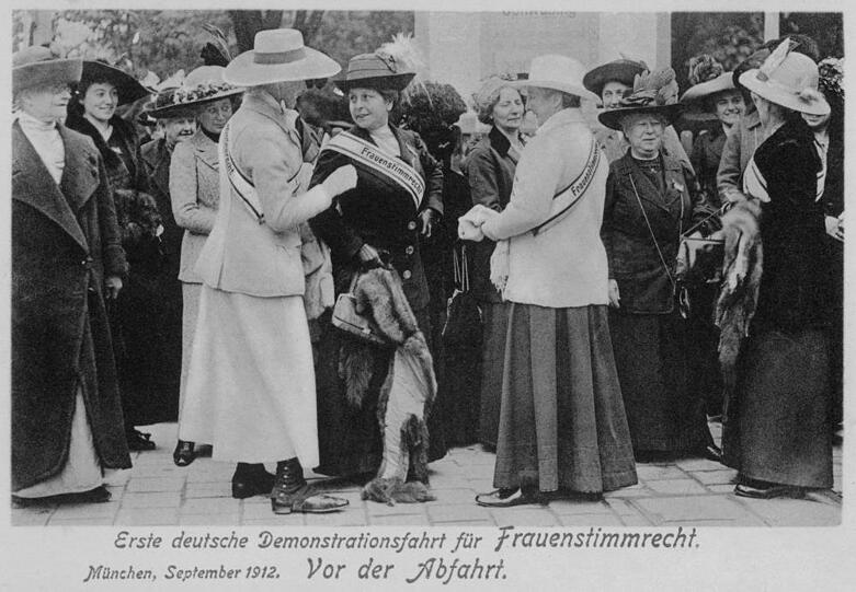 Im September 1912 demonstrieren Frauen für das Stimmrecht. Mit dabei sind (vorne rechts) Anita Augspurg und Lyda Gustava Heymann (vorne links).
