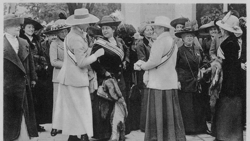 Im September 1912 demonstrieren Frauen für das Stimmrecht. Mit dabei sind (vorne rechts) Anita Augspurg und Lyda Gustava Heymann (vorne links). Im September 1912 demonstrieren Frauen für das Stimmrecht. Mit dabei sind (vorne rechts) Anita Augspurg und Lyda Gustava Heymann (vorne links).