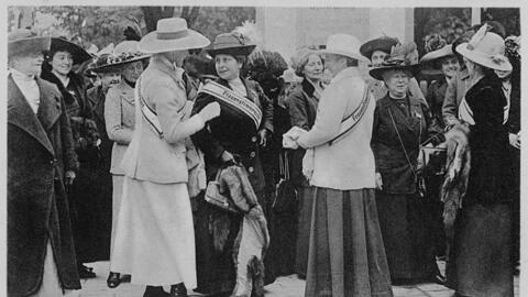 Im September 1912 demonstrieren Frauen für das Stimmrecht. Mit dabei sind (vorne rechts) Anita Augspurg und Lyda Gustava Heymann (vorne links).