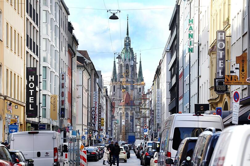 Schöne Sichtachse: Blick aus der Landwehrstraße auf St. Paul.