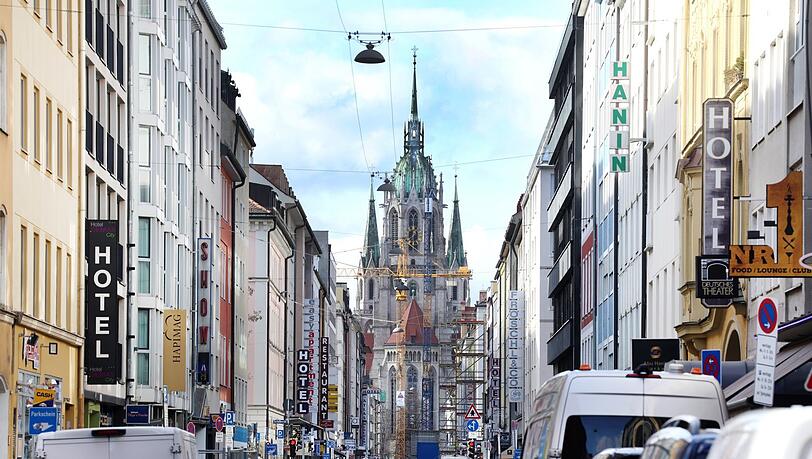 Schöne Sichtachse: Blick aus der Landwehrstraße auf St. Paul. Schöne Sichtachse: Blick aus der Landwehrstraße auf St. Paul.