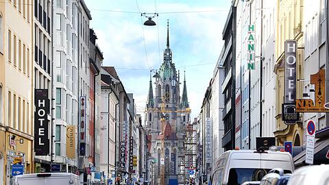 Schöne Sichtachse: Blick aus der Landwehrstraße auf St. Paul.