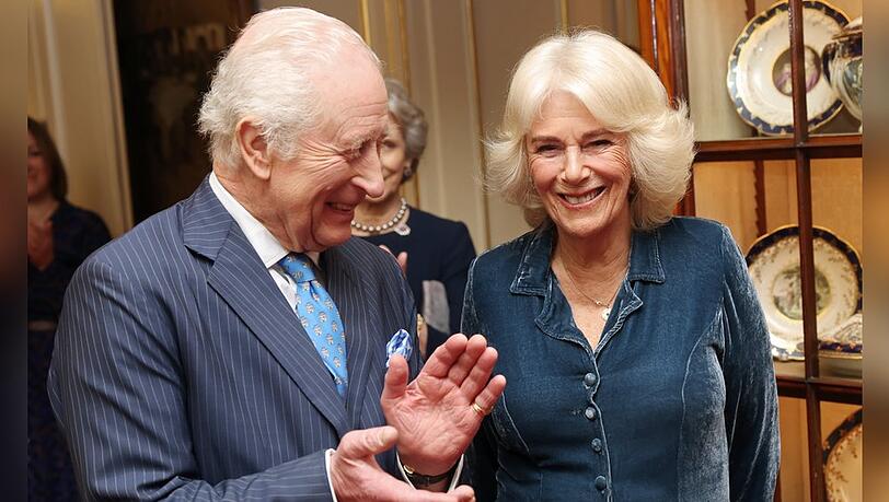 K&ouml;nig Charles klatscht seiner Ehefrau Camilla Beifall f&uuml;r ihre neue Initiative.