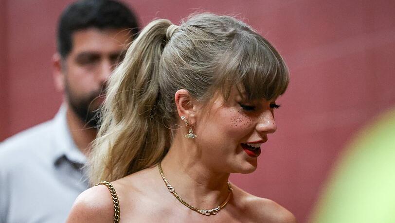 Taylor Swift bei einem Spiel der Kansas City Chiefs im Arrowhead Stadium mit glitzernden Fake Freckles.