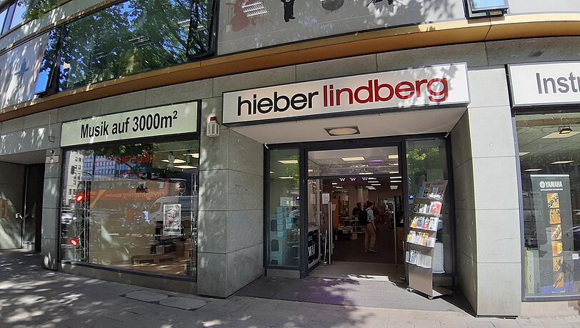Seit 1924 war das Musikhaus Lindberg in der Sonnenstraße 15 untergebracht. Im Jahr 2006 kam es zu der Fusion mit dem Musikhaus Hieber am Dom. Nun zieht es 70 Meter weiter, kann aber in München bleiben. Seit 1924 war das Musikhaus Lindberg in der Sonnenstraße 15 untergebracht. Im Jahr 2006 kam es zu der Fusion mit dem Musikhaus Hieber am Dom. Nun zieht es 70 Meter weiter, kann aber in München bleiben.