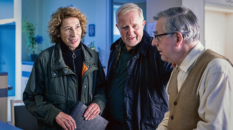 Bibi Fellner (Adele Neuhauser) und Moritz Eisner (Harald Krassnitzer) glauben, dass der ehemalige Oberkellner und heutige Heimbewohner Fritz (Johannes Silberschneider, rechts) eine gute Quelle für Informationen sein könnte. Bibi Fellner (Adele Neuhauser) und Moritz Eisner (Harald Krassnitzer) glauben, dass der ehemalige Oberkellner und heutige Heimbewohner Fritz (Johannes Silberschneider, rechts) eine gute Quelle für Informationen sein könnte.