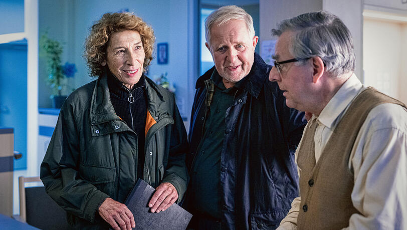 Bibi Fellner (Adele Neuhauser) und Moritz Eisner (Harald Krassnitzer) glauben, dass der ehemalige Oberkellner und heutige Heimbewohner Fritz (Johannes Silberschneider, rechts) eine gute Quelle für Informationen sein könnte. Bibi Fellner (Adele Neuhauser) und Moritz Eisner (Harald Krassnitzer) glauben, dass der ehemalige Oberkellner und heutige Heimbewohner Fritz (Johannes Silberschneider, rechts) eine gute Quelle für Informationen sein könnte.