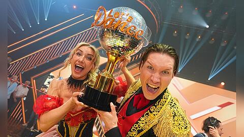 Anna-Carina Woitschack ist an der Seite von Profi Evgeny Vinokurov zum "Dancing Star" der 19. Staffel von "Let's Dance" gek&uuml;rt worden.