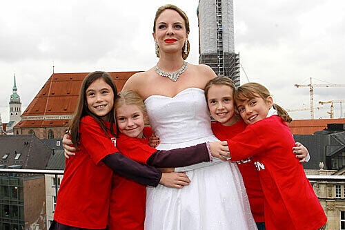 Ja, das sind Kolleginnen (v. l.): Laura (11), Bettina (9), Julia (10) und Florentine (8) mit Hauptdarstellerin Abigail Jaye.