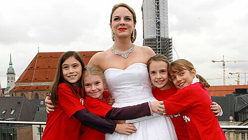 Ja, das sind Kolleginnen (v. l.): Laura (11), Bettina (9), Julia (10) und Florentine (8) mit Hauptdarstellerin Abigail Jaye. Ja, das sind Kolleginnen (v. l.): Laura (11), Bettina (9), Julia (10) und Florentine (8) mit Hauptdarstellerin Abigail Jaye.