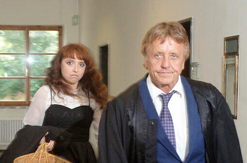 Ursula S., die Tante der ermordeten Schwestern, mit ihrem Anwalt Manfred Wölke beim Scheidungs-Termin.