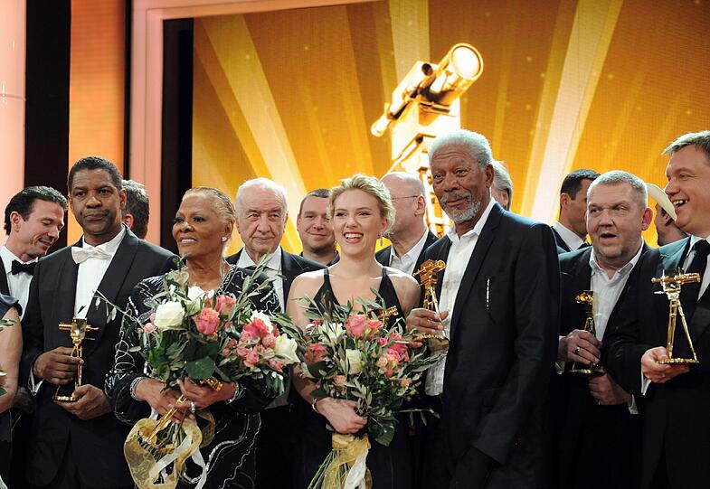 Die Preistraeger stehen am Samstag (04.02.12) in Berlin bei der Preisverleihung der Goldenen Kamera zum Gruppenfoto auf der Buehne.