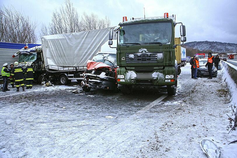 Auf der Autobahn A1 in der Nähe von Voecklabruck wurden nach heftigen Schneefällen zahlreiche Autos in Kollisionen verwickelt.