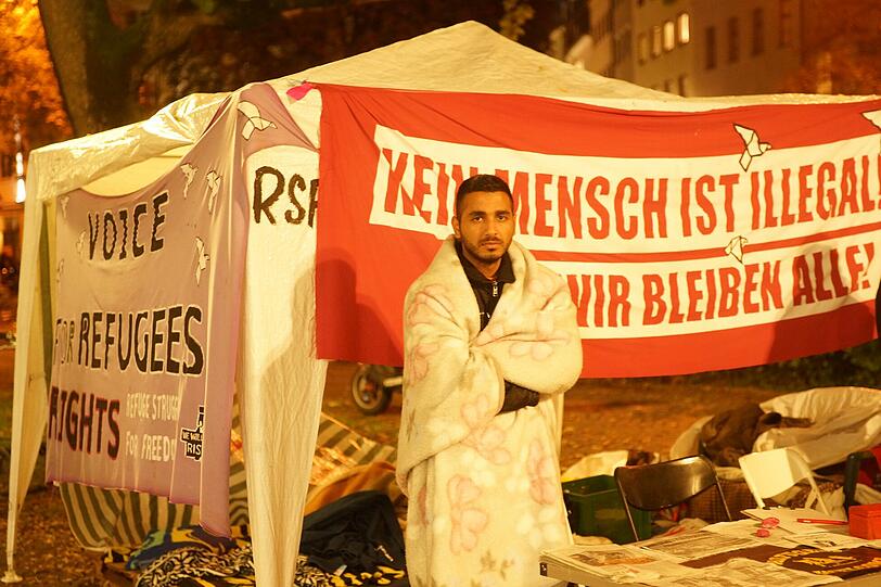 Protest am Sendlinger Tor: "Wir bleiben, trotz Kälte."