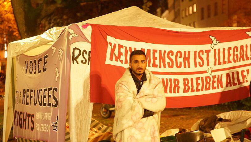 Protest am Sendlinger Tor: "Wir bleiben, trotz Kälte." Protest am Sendlinger Tor: "Wir bleiben, trotz Kälte."