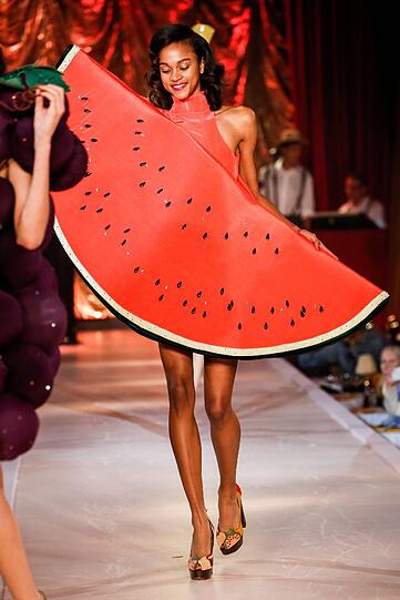 Nächsten Frühjahr wird die Mode ganz schön Banane - zumindest wenn es nach der Taschen- und Schuhdesignerin Charlotte Olympia geht.