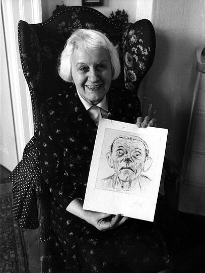 Franziska Bilek mit einer ihrer Zeichnungen von Karl Valentin.