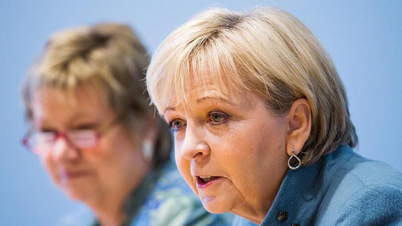 Die nordrhein-westfälische SPD-Ministerpräsidentin Hannelore Kraft (r) und die grüne Schulministerin Sylvia Löhrmann im Landtag in Düsseldorf.
