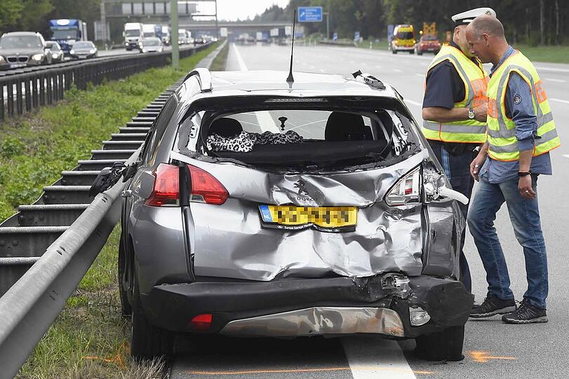 Schlimmer Unfall auf der A8: Ein Sattelzug rast in eine Kolonne und schleudert zwei Autos dutzende Meter weg. Die Bilder vom Einsatz.