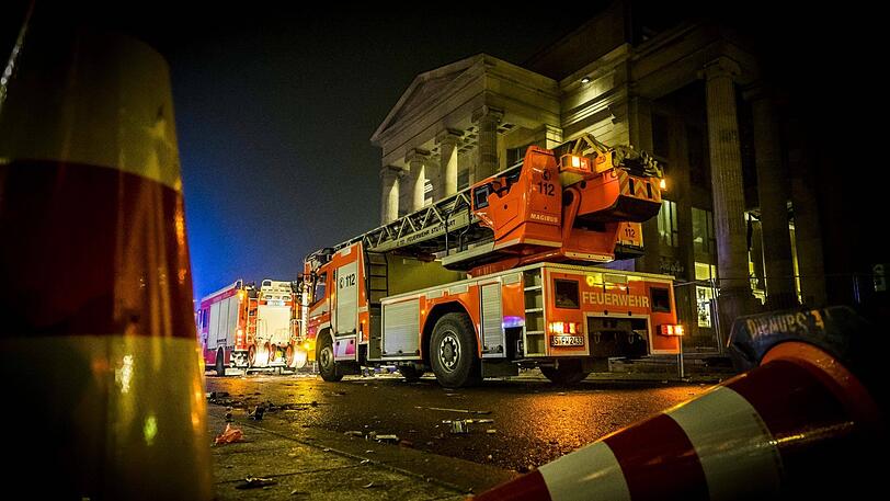 Immer wieder werden Einsatzkräfte attackiert - die Feuerwehr spricht nun eine drastische Forderung aus. (Symbolbild)