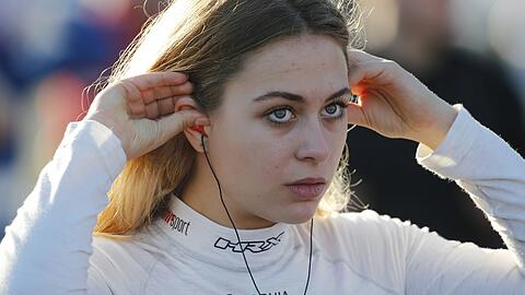 "Ich glaube, dass es sich kein Sport erlauben kann, 50 Prozent der Weltbevölkerung auszuschließen. Wenn eine Frau in der Formel 1 wäre, würde sich das Frauenbild generell ändern", sagt Sophia Flörsch.