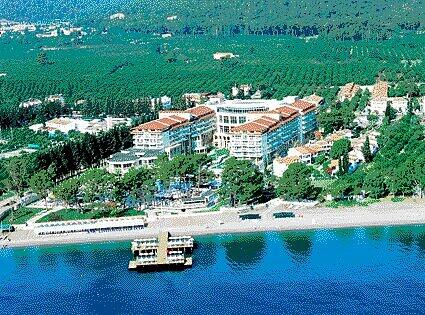 Auch am Strand von Kemer reiht sich ein Luxushotels ans andere.