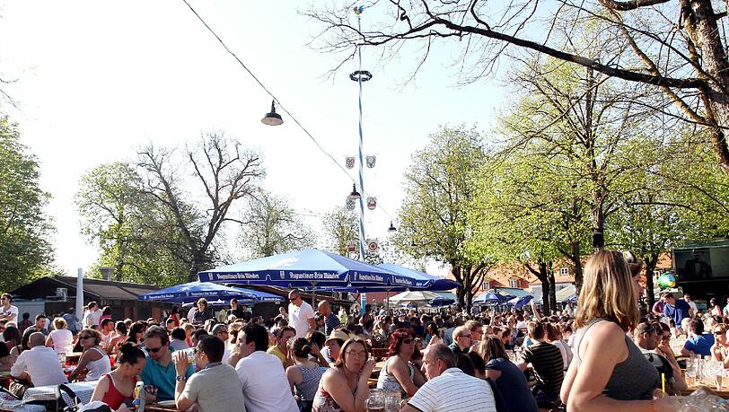 Im Hirschgarten haben mehr als 800 Gäste platz. WM-Schauen ist wegen der Nachbarn teils nur noch im Ostteil möglich. Im Hirschgarten haben mehr als 800 Gäste platz. WM-Schauen ist wegen der Nachbarn teils nur noch im Ostteil möglich.