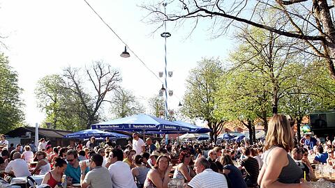 Im Hirschgarten haben mehr als 800 Gäste platz. WM-Schauen ist wegen der Nachbarn teils nur noch im Ostteil möglich.
