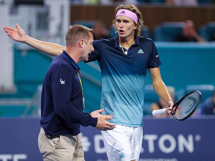 Alexander Zverev (r) diskutierte mit ATP-Supervisor Miro Bratoev.