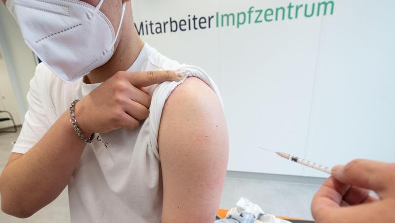 Ein Mann wird mit dem Corona-Impfstoff von Biontech/Pfizer geimpft. Der Virologe Christian Drosten hat vor Rückschlägen für die Corona-Impfkampagne über den Sommer in Deutschland gewarnt.