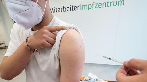 Ein Mann wird mit dem Corona-Impfstoff von Biontech/Pfizer geimpft. Der Virologe Christian Drosten hat vor Rückschlägen für die Corona-Impfkampagne über den Sommer in Deutschland gewarnt.