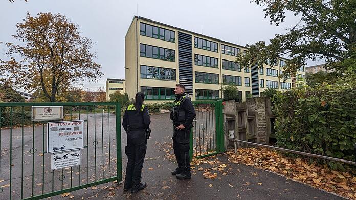 Polizisten stehen vor einer Schule in Erfurt.