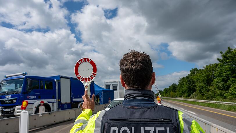 Bundesinnenministerin Nancy Faeser begründete die Anordnung stationärer Kontrollen an allen Landgrenzen ab Mitte September mit irregulärer Migration sowie dem Schutz vor islamistischen Terroristen und grenzüberschreitender Kriminalität. (Archivbild)