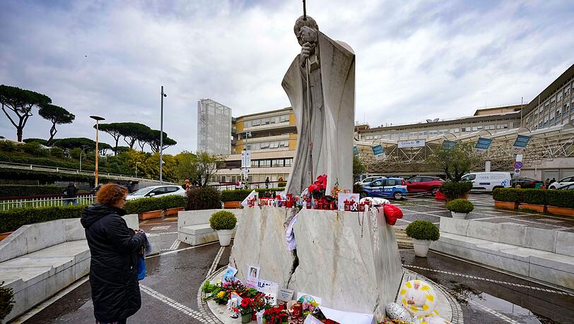 Papst Franziskus liegt seit Mitte des Monats im Gemelli-Krankenhaus, wo ein Denkmal an seinen Vorvorgänger Johannes Paul II. erinnert.