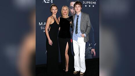 Gwyneth Paltrow posiert bei der "Marty Supreme"-Premiere in New York stolz zwischen ihren Kindern Apple und Moses Martin.