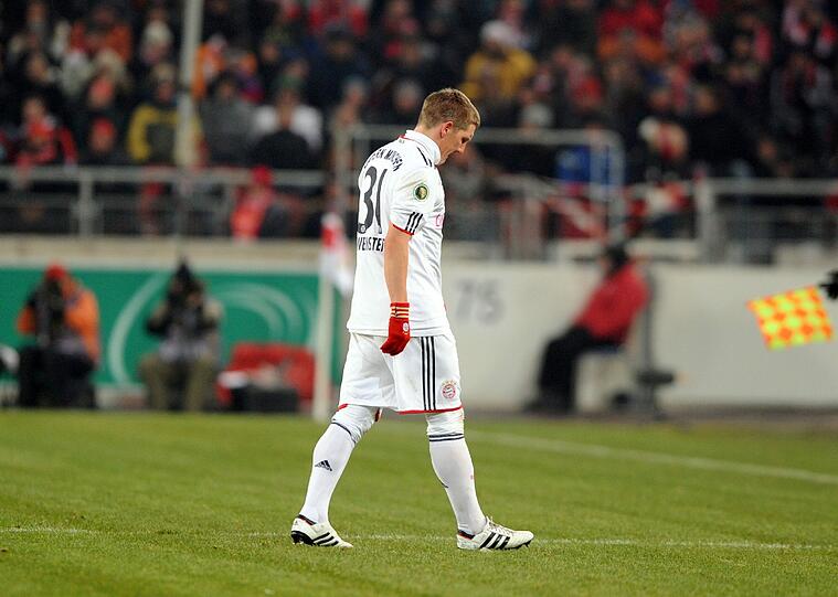 Der Nationalspieler quält sich noch zwölf Minuten, bekommt dabei einen weiteren Schlag auf den Knöchel, ehe er in Minute 17 ausgewechselt wird.